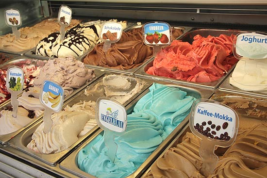 Riesen Eisauswahl in München-Großhadern im Eisacfe Galleria Ristorante Pizzeria (©Foto: Marikka-Lila Maisel)